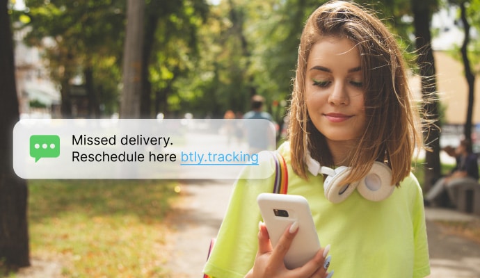 kısa mesaj ve telefon araması koruması - telefonunda mesajlarını kontrol eden bir kadın